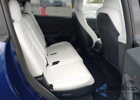 2022 Tesla Model Y Long Range Dual Motor All-Wheel Drive z USA, uszkodzony, nr VIN 7SAYGAEE4NF538480